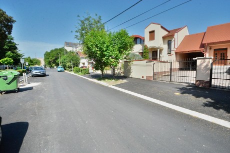 A Csitáry G Emil utcában is elkészült az út, a járda és a parkolók felújítása